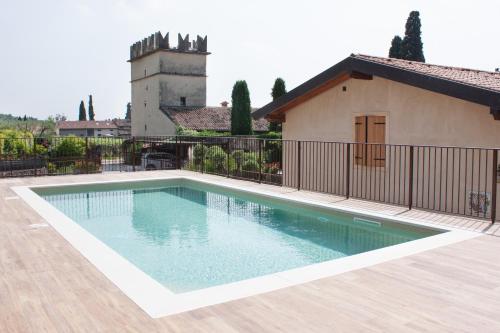 - une piscine en face d'une maison dans l'établissement Azienda Agrituristica Corteforte, à Fumane
