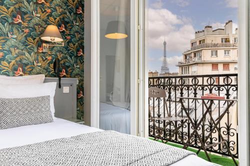 um quarto com uma cama e vista para a cidade em Hotel Splendid em Paris