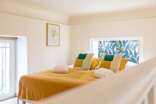 Un pat sau paturi într-o cameră la Le Charme