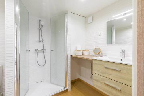 une salle de bain avec douche et lavabo dans l'établissement Le Charme, à Dijon