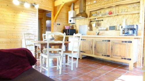 eine Küche und ein Esszimmer mit einem Tisch und Stühlen in der Unterkunft LE COULOUMAT Saucats in Saucats