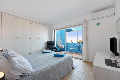 um quarto com uma cama e vista para o oceano em Villa Roxana em Porches