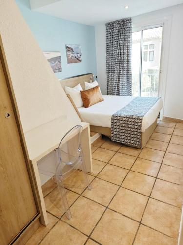 Una cama o camas en una habitación de HOTEL DES CALANQUES