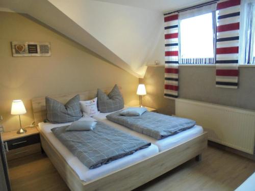 1 Schlafzimmer mit 2 Betten und einem Fenster in der Unterkunft Ferienwohnung Haus Monika in Rötz