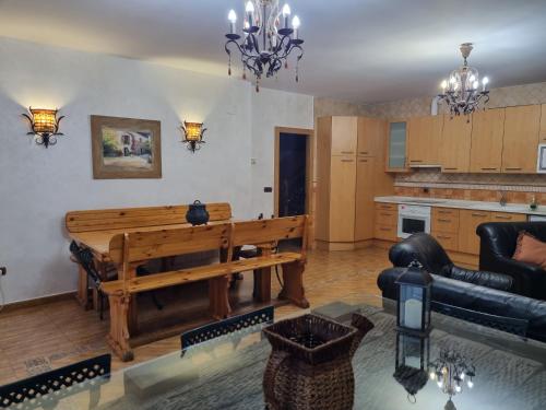 sala de estar con mesa de madera y sofá en Casa Rural Ribera del Duero, en Quemada