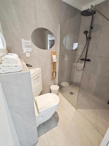 Un baño de HOTEL DES CALANQUES