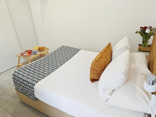 Una cama o camas en una habitación de HOTEL DES CALANQUES