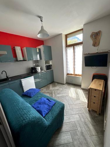 une chambre avec un lit et une table dedans dans l'établissement Appart Maurienne, à Saint-Jean-de-Maurienne