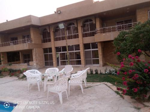 a table and chairs in front of a building at فيلا الزيات in Sarābiyūm