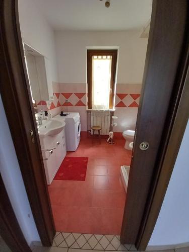 een badkamer met een wastafel en een toilet bij Casa Arena free parking in Bolsena