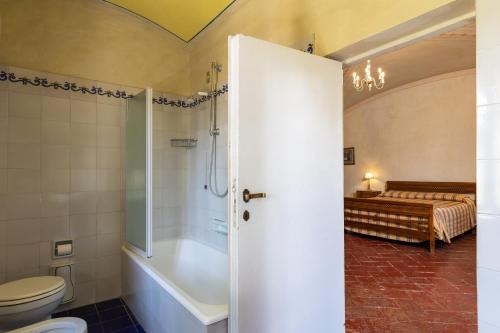 y baño con ducha y aseo. en Fattoria la Gigliola - Villa Milani, en Montespertoli
