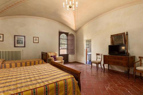 1 dormitorio con 2 camas y TV de pantalla plana en Fattoria la Gigliola - Villa Milani, en Montespertoli