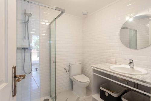 Un baño con inodoro, lavabo y ducha. en L34 Hermès Suite terrace parking AC 2mins SEA, en Saint-Jean-Cap-Ferrat
