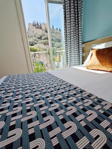 Una cama o camas en una habitación de HOTEL DES CALANQUES