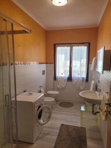 y baño con lavadora y lavamanos. en Appartamento in villa a 20 min da Levanto e dalle 5 Terre-Sesta Godano en Sesta Godano