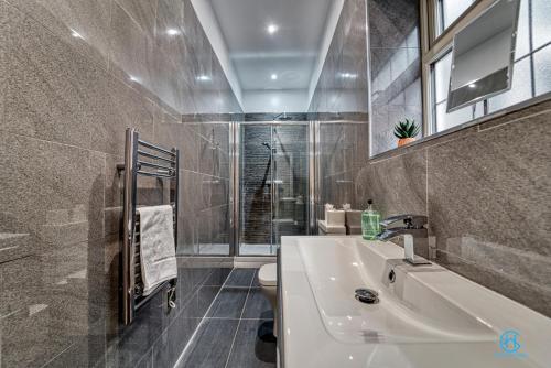 y baño con lavabo y aseo. en Guest Homes - The Bell Apartment en Stourbridge