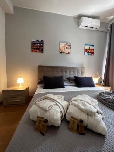 sypialnia z łóżkiem i ręcznikami w obiekcie Roma Vatican's Room w Rzymie