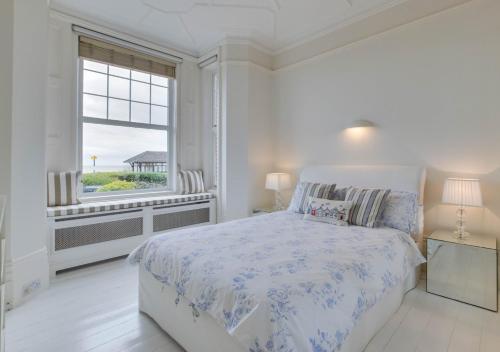 um quarto branco com uma cama e uma janela em Number 46 em Whitstable