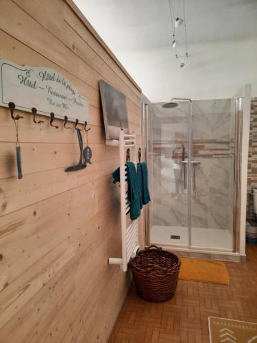 ein Bad mit Dusche und ein Schild an der Wand in der Unterkunft Gite la Nouette in La Tremblade