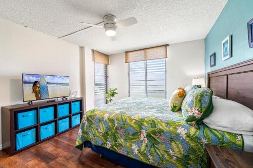 凱魯瓦的住宿－Keauhou Akahi 302，一间卧室配有一张床和一台平面电视