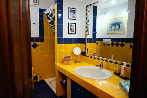 uma casa de banho com um lavatório e um espelho em Lake experience! em Marone