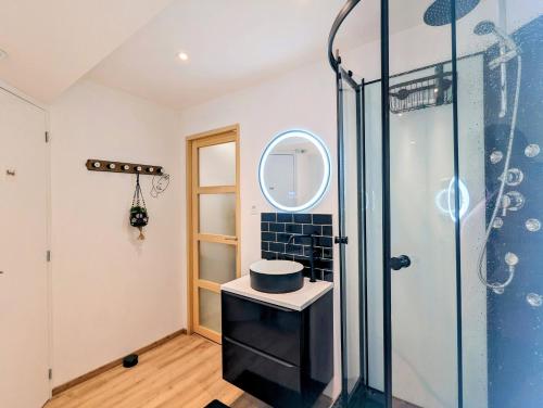 een badkamer met een glazen douche en een wastafel bij A deux pas mer et falaises in Mers-les-Bains