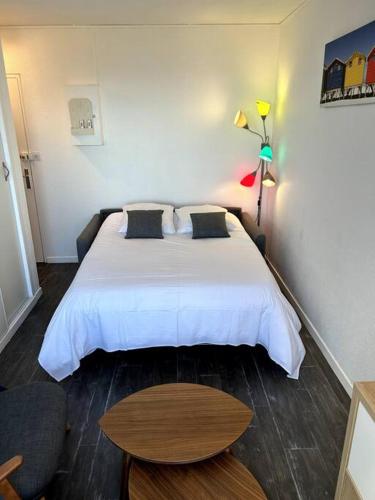 Ένα ή περισσότερα κρεβάτια σε δωμάτιο στο Appartement studio vue mer