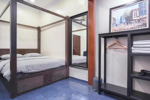 um quarto com uma cama de dossel e um espelho em Cozy-SJ-Family Holidays-Work-BBQ-Tea ceremony-Engagement em Subang Jaya