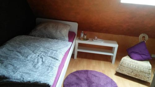 a small bedroom with a bed and a table at Ferienwohnung Hoppe 2 in Pattensen