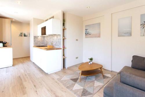 un salon avec un canapé et une table dans l'établissement L36 Sea view terrace 10min walking to sea/Parking & AC, à Nice