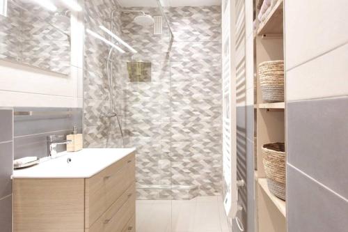 une salle de bain avec une douche avec un lavabo et des toilettes dans l'établissement L36 Sea view terrace 10min walking to sea/Parking & AC, à Nice