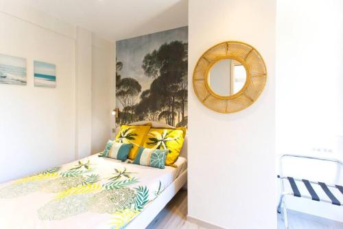 une chambre avec un lit et un miroir au mur dans l'établissement L36 Sea view terrace 10min walking to sea/Parking & AC, à Nice