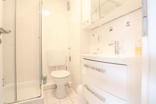 クックスハーフェンにあるNordlichtの白いバスルーム(トイレ、シャワー付)