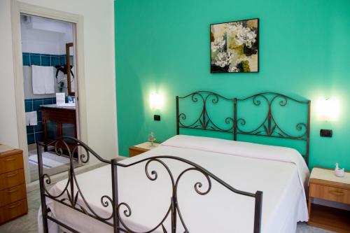 アルゲーロにあるSoleLunaMare Guest Houseの青い壁のベッドルーム1室(ベッド1台付)