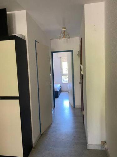 un couloir d'une chambre avec deux portes et un couloir dans l'établissement Appartement le petit port, au Cap d'Agde