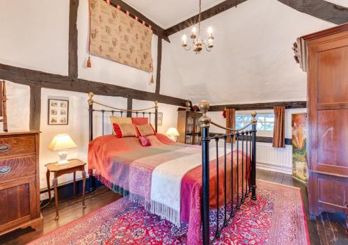 ein Schlafzimmer mit einem großen Bett in einem Zimmer in der Unterkunft Thatch Cottage in Shoreham-by-Sea