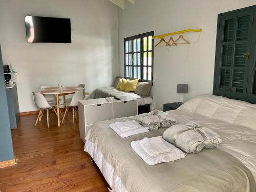 a bedroom with a bed with towels and a table at Departamento Excelente Ubicación. Zona Arístides y Parque. in Mendoza