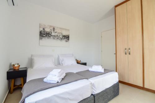 Una cama o camas en una habitación de Daphne's place