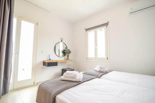 Una cama o camas en una habitación de Daphne's place
