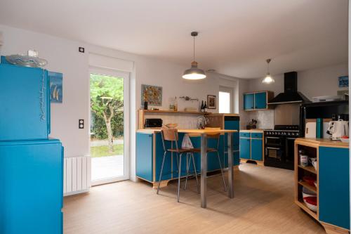 une cuisine avec des armoires bleues et un îlot bleu dans l'établissement Propriete spacieuse a Saint Trojan Vue mer, à Saint-Trojan-les-Bains