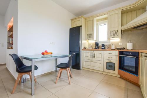 Una cocina o cocineta en Daphne's place