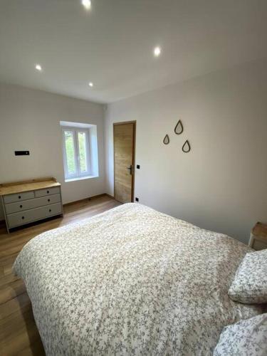 een witte slaapkamer met een bed en een dressoir bij Bastide Marseillaise in Aubagne