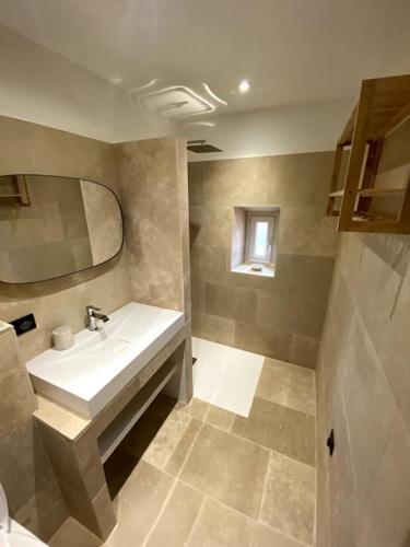 een badkamer met een wastafel en een spiegel bij Bastide Marseillaise in Aubagne