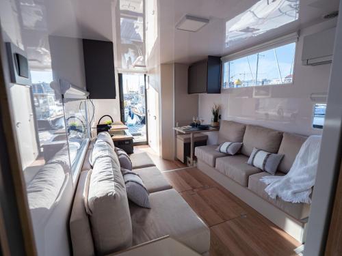 sala de estar con sofá y mesa en Casa Flotante Sanxenxo en Sanxenxo