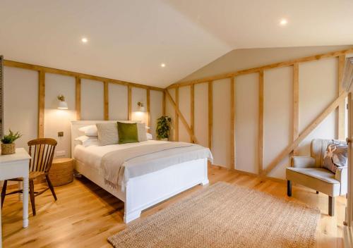1 dormitorio con 1 cama, 1 mesa y 1 silla en Treetops at Bewl Water en Wadhurst