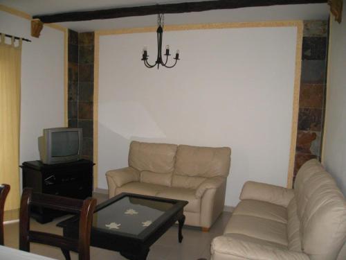 sala de estar con sofá y TV en Casa Gomera Mercedes, en San Sebastián de la Gomera