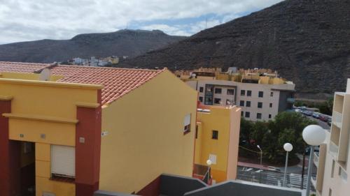 vistas a una ciudad con edificios y montañas en Casa Gomera Mercedes, en San Sebastián de la Gomera
