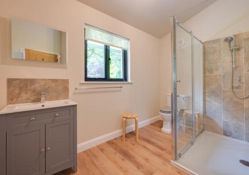 uma casa de banho com um chuveiro, um lavatório e um WC. em The Stables at Skelcrosse em Hawkhurst