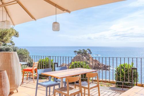 a patio with a table and chairs and the ocean at Park Hotel San Jorge & Spa by Escampa Hotels in Platja  d'Aro