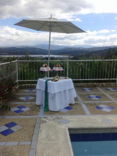 Kolam renang di atau dekat dengan Miravalle Suites